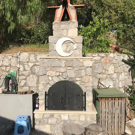 Villa Selimiye'De Bir Doenuem Arazi Icinde Muestakil Keyif Evi.